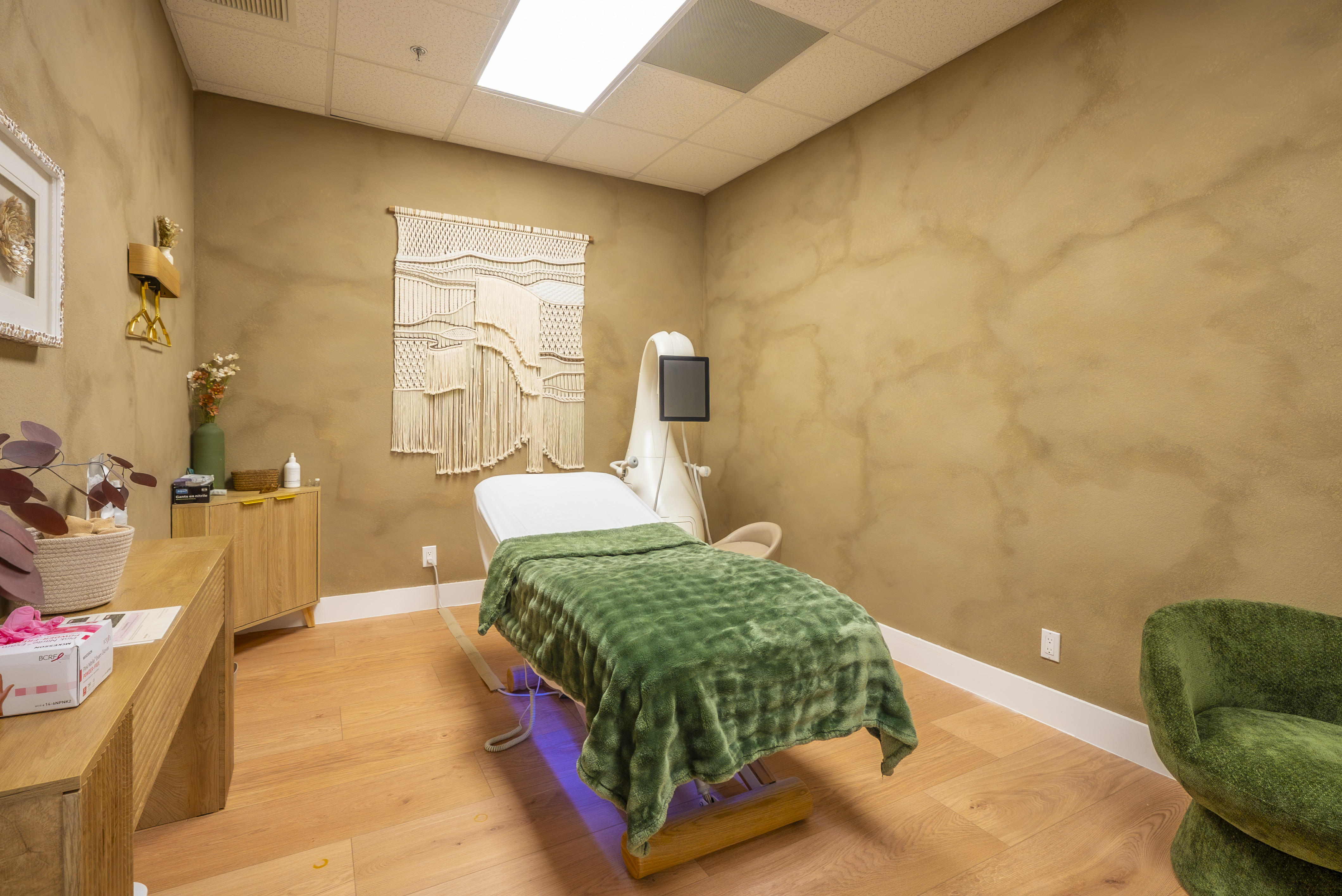 T-Shape body contouring treatment room at RINOVA Longevity